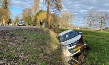 Auto te water in Nieuwersluis