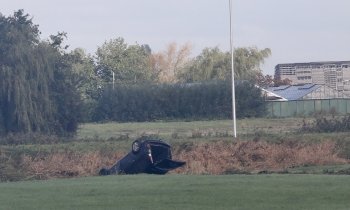 Auto op z'n kop in de sloot langs de N201 bij Amstelhoek