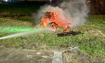 Brandweer blust brand langs N212 Wilnis