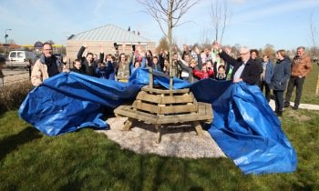 Onthulling bank voor koningsboom in Baambrugge