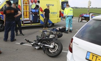 Motorrijder gewond bij ongeluk N201