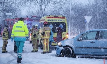 Auto glijdt tegen vrachtwagen N196 Amstelhoek
