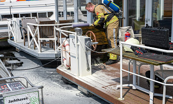 Brand op boot in haven Vinkeveen