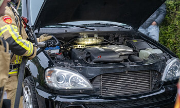 Brandweer blust rokende auto Wilnis