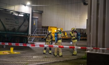 Kaliumhydroxide lekt bij bedrijf in Mijdrecht, brandweer doet onderzoek