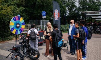 Uithoorn trapt campagne tegen opgevoerde e-bikes en fatbikes af