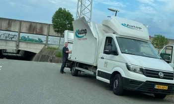 Koerier rijdt bakwagen stuk onder viaduct A2