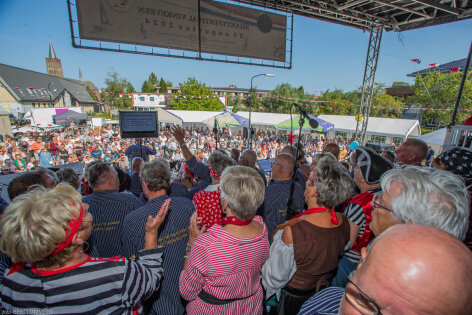 Shantyfestivalfeest op het plein in Vinkeveen