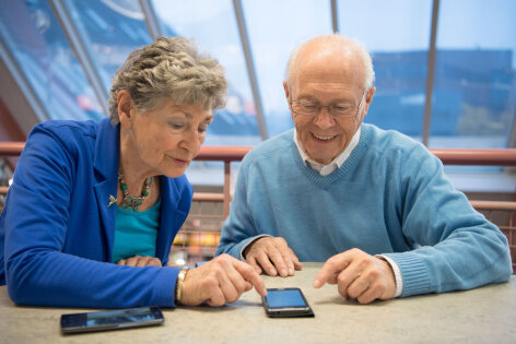 docent-cursist-smartphone-voor-gebruik-online_1760435438.jpg
