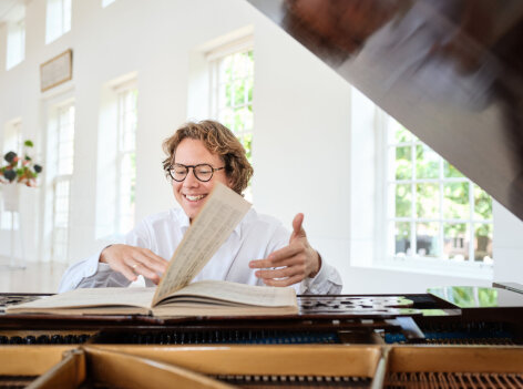Meesterpianist Hannes Minnaar in De Schutse Uithoorn