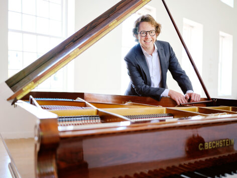 Meesterpianist Hannes Minnaar in De Schutse Uithoorn