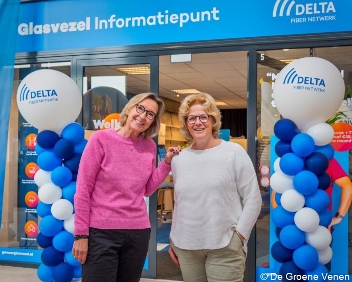 Sonja Jansma (links) en Yldau Walta bij het glasvezel informatiepunt in De Lindeboom in Mijdrecht