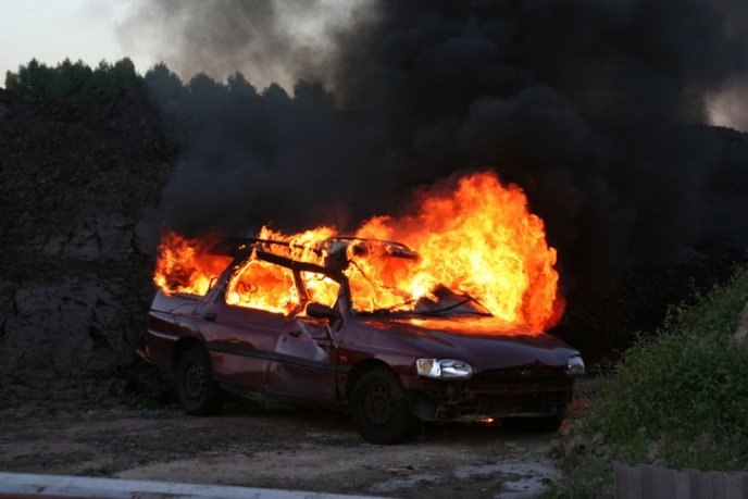 De aanstichter van de chaos van de avond is een geƫxplodeerde auto.