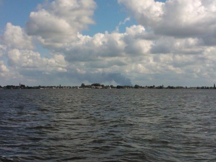Foto: @Milenekrn , vanaf de Westeinderplas in Aalsmeer was de rookwolk ook zichtbaar