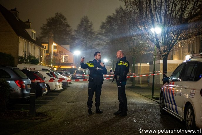 #Breukelen - Politie lost waarschuwingsschoten in woonwijk in Breukelen.