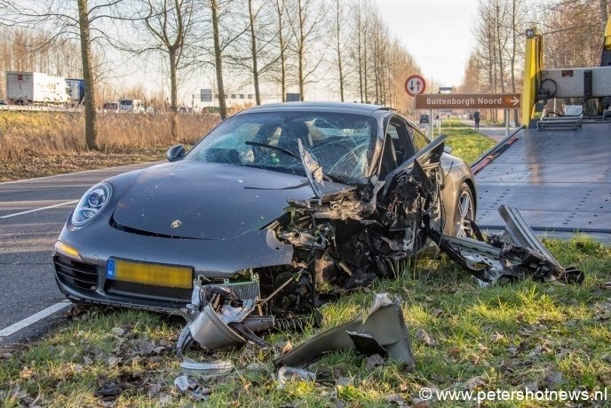 #Vinkeveen - Porsche crasht tegen boom in Vinkeveen