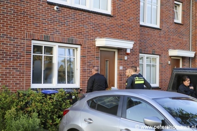 De verdachte deed uiteindelijk toch open na een gesprek via het keukenraam. De politie was al bezig om het slot open te breken.