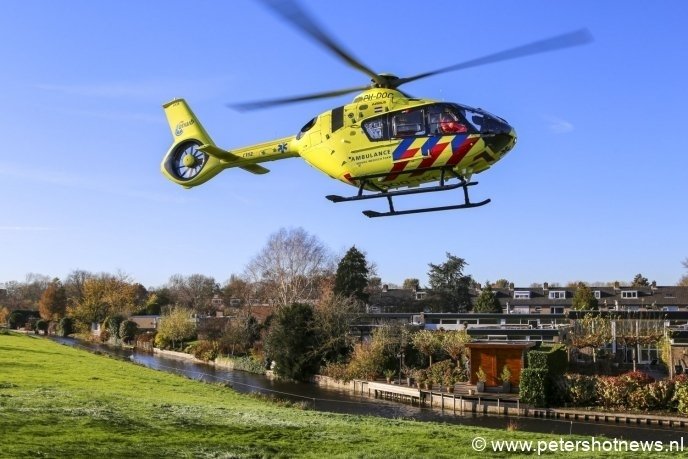 #Mijdrecht - Traumahelikopter, brandweer en ambulances naar Hofland in Mijdrecht.