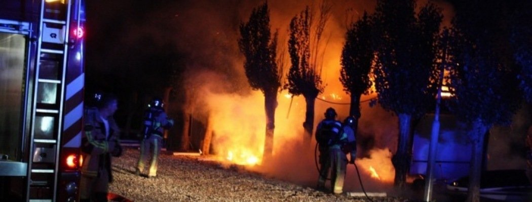 [FOTO'S] Woonark brandt uit in Aalsmeer