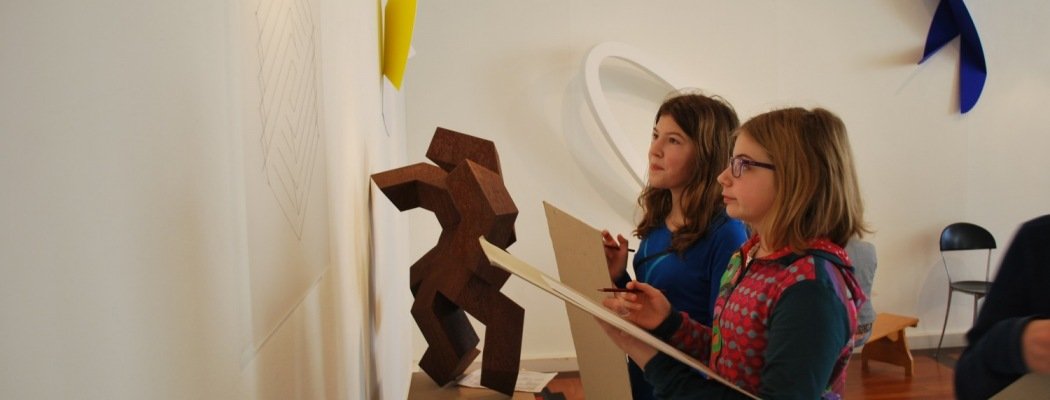 Leerlingen “observeren” aandachtig een kunstwerk tijdens de kunstkijklessen.