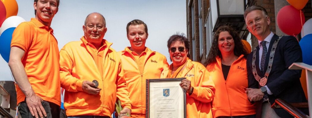 Rob Severin ontvangt Rozenpenning van Aalsmeer
