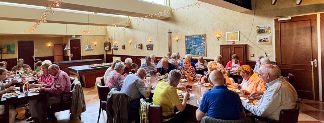 Gezellig seniorendiner in dorpshuis De Willisstee