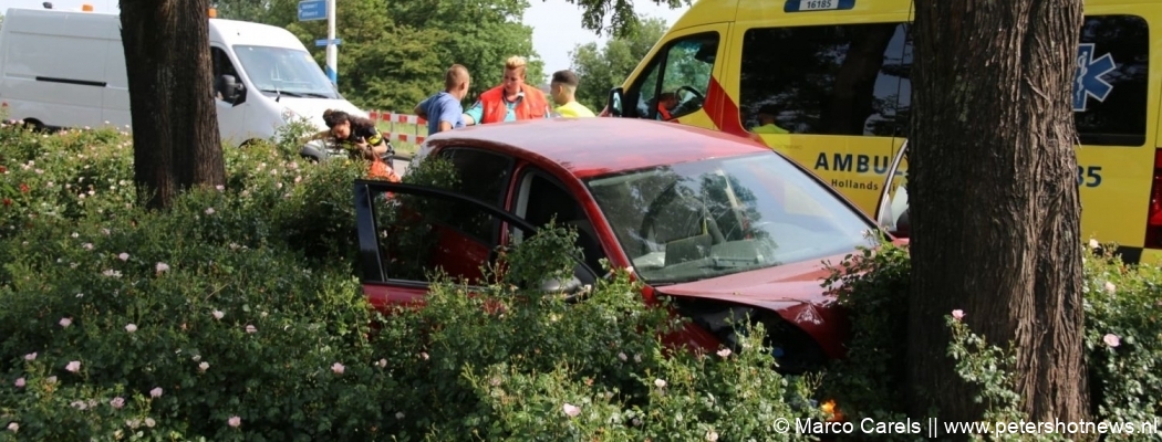 Automobilist gewond na botsing met boom Kudelstaart