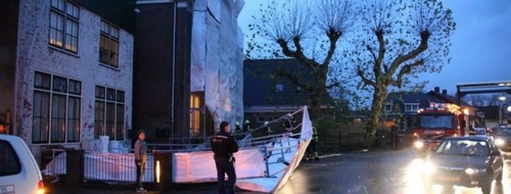 Steiger valt om door wind in Vinkeveen