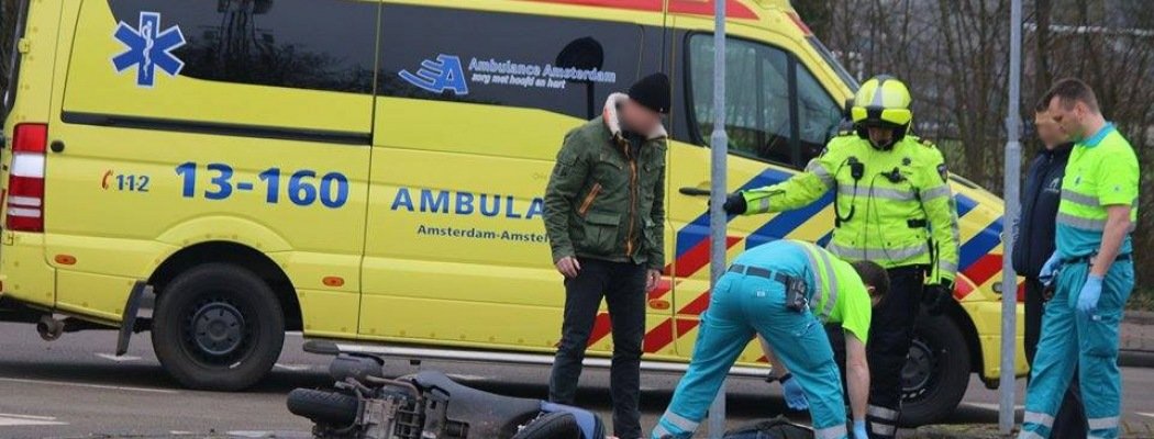 [FOTO'S] Scooterrijder gewond bij ongeluk op de Zwarteweg in Aalsmeer