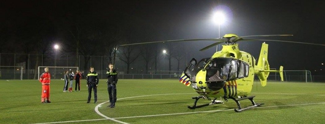[FOTO'S] Traumaheli landt op middenstip voetbalveld De Kwakel