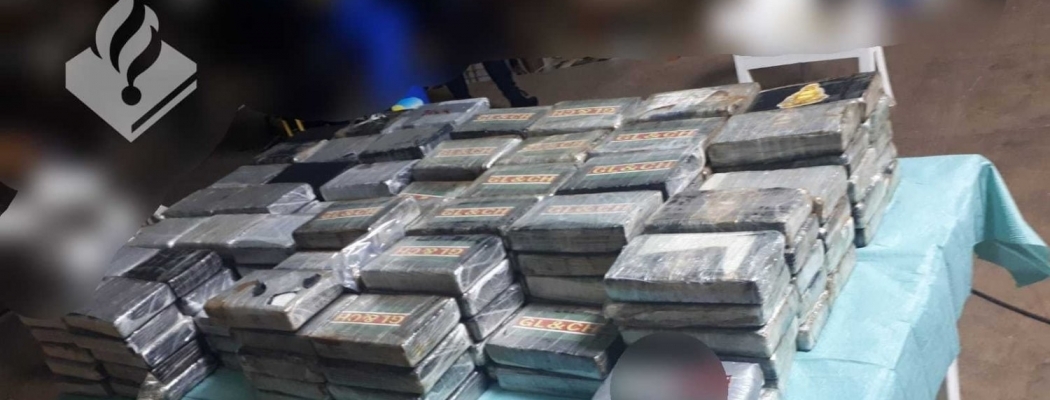 Update: Vijf dure wagens, duizenden euro cash en 230 kilo coke aangetroffen in kassencomplex Vinkeveen