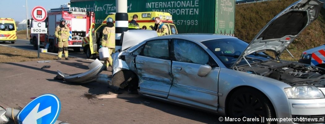 Audi zwaar beschadigd bij ongeluk met vrachtwagen Aalsmeer