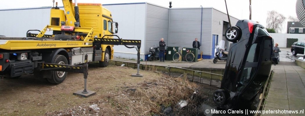 Auto in Aalsmeerse sloot na verwarring tussen gas- en rempedaal
