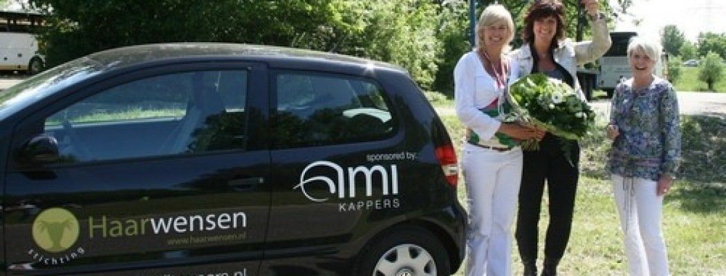 AMI Kappers doneert auto aan Stichting Haarwensen