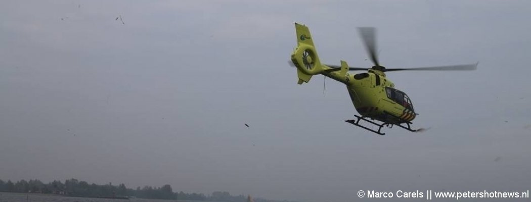 Traumaheli landt naast de Poel in Aalsmeer