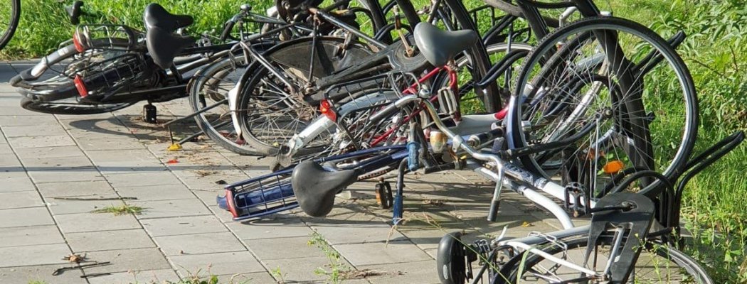 Vandalen slopen tiental fietsen bij bushalte Mijdrecht
