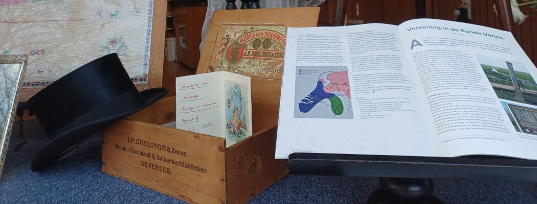 Huwelijksfoto’s van jaren vijftig in etalage Vinkeveen