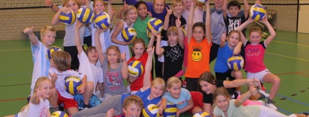 Atalante start volleybal clinic op Vinkeveense basisscholen