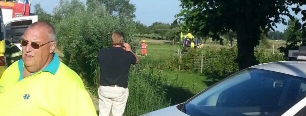 Traumaheli voor scooterrijder in de sloot