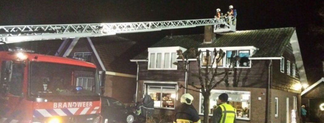 Brandweer in actie voor schoorsteenbrand Vinkeveen