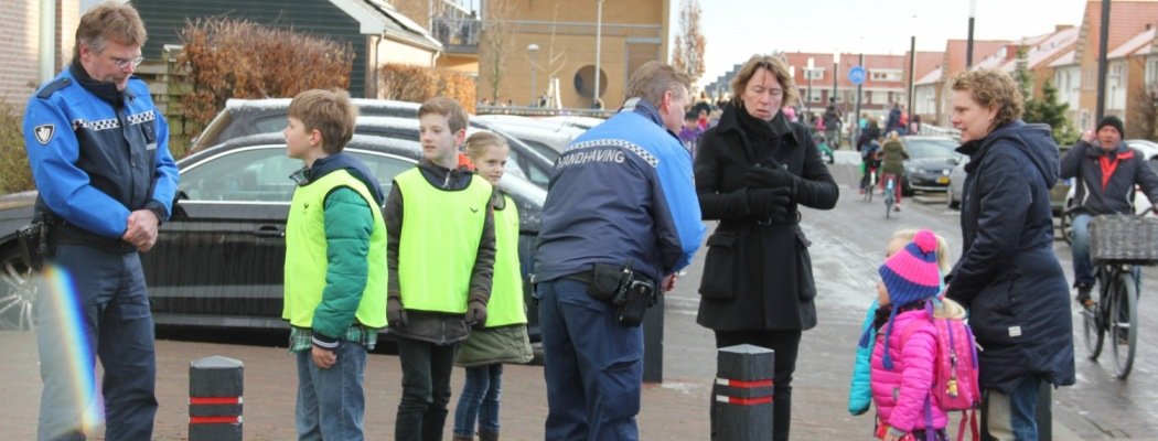 Kinderburgemeester Aalsmeer controleert verkeer bij scholen