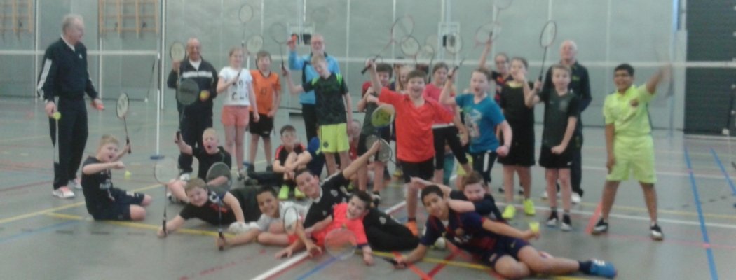Veenshuttle geeft 23 klassen badminton clini