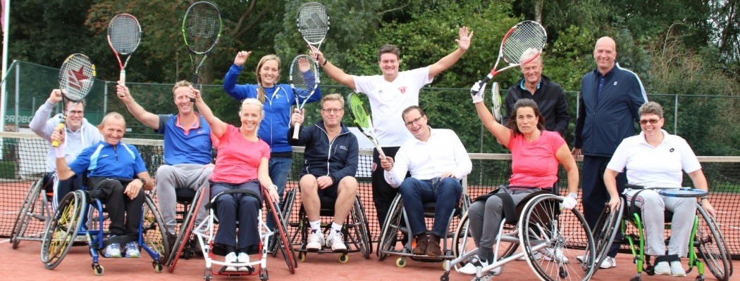 Wethouder van Sport Rein Kroon opent tennisevenement rolstoeltennis bij TV de Ronde Vener