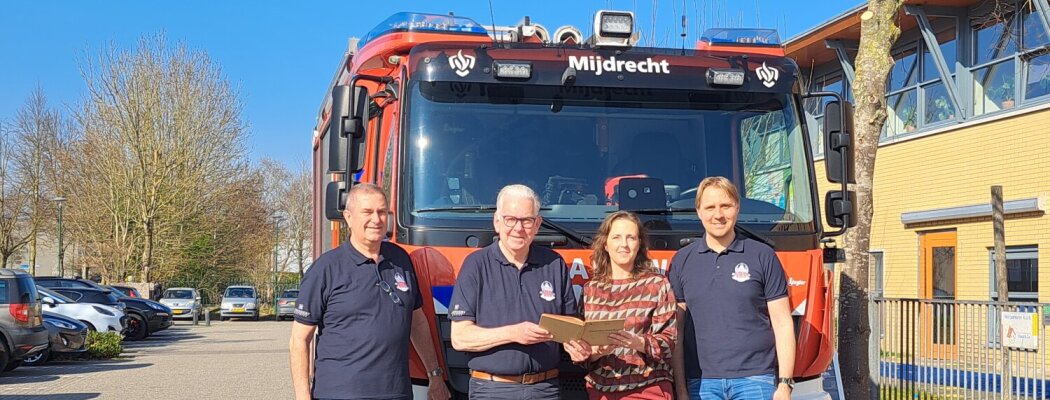100-jarig brandweerarchief Mijdrecht overgedragen aan Regionaal Historisch Centrum Vecht en Venen