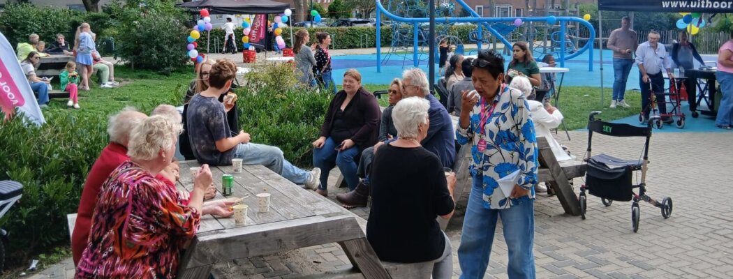 Buurt viert 5 jaar De Kuyper met gezellig feest op het plein