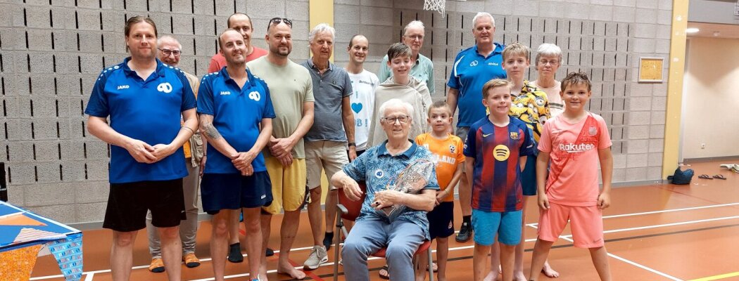 Meester trainer Veenland  Marten gehuldigd.