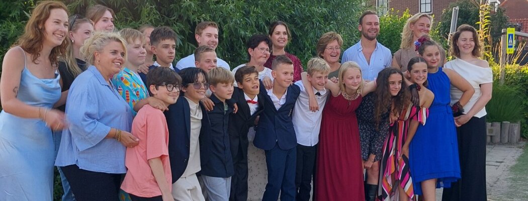 Groep 8 van De Optimist sluit basisschooltijd feestelijk af met musical en rode loper