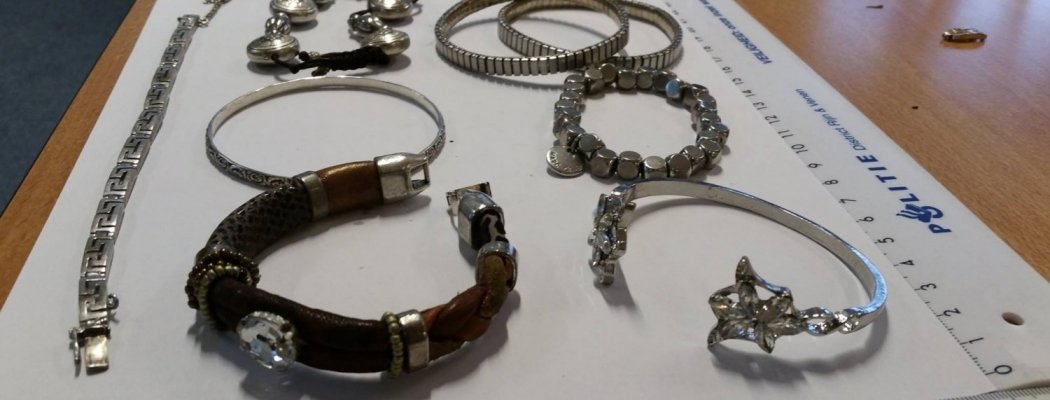 Politie Mijdrecht zoekt rechtmatige eigenaar gedumpte sieraden