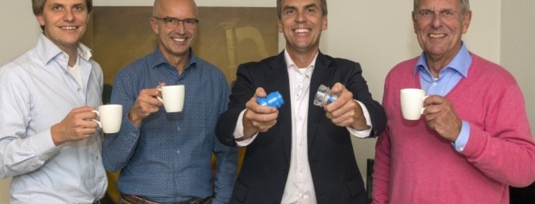 Lars, Daan, Mike en Hans (van links naar rechts) zijn trots op de 'Bluecup' die zij ontwikkelden.