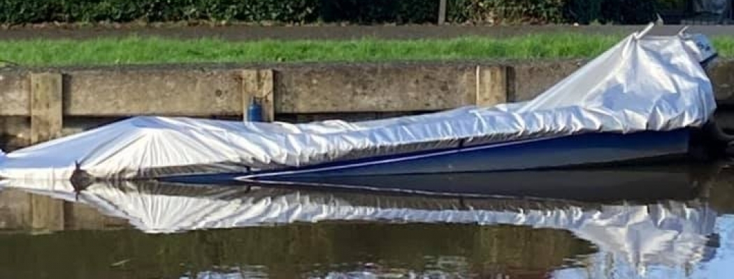 Boot op zinken aan Ringdijk Vinkeveen: eigenaar gezocht